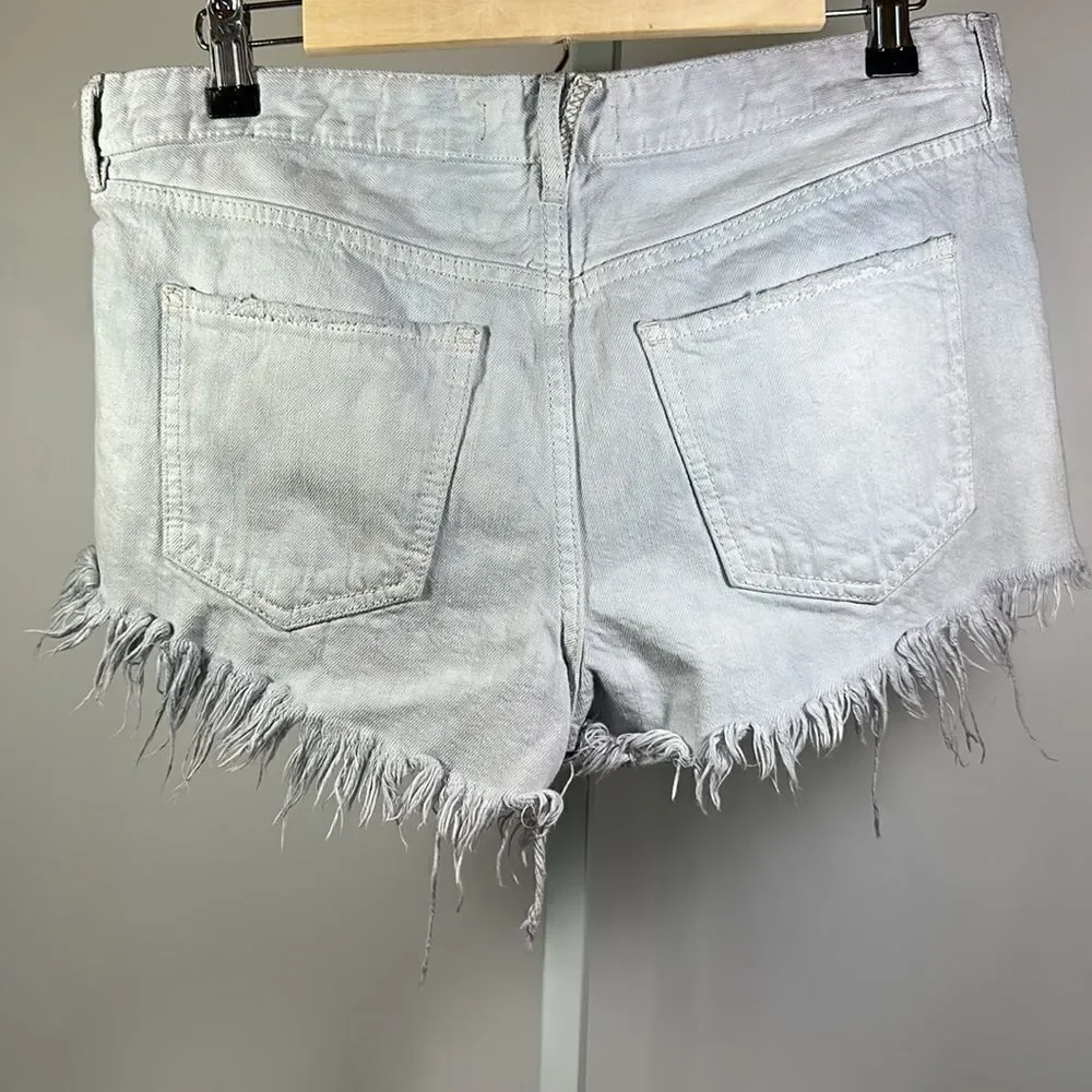FREE PEOPLE Women’s Button Fly Frayed Hem Boho Denim Shorts Light Wash Size 28
